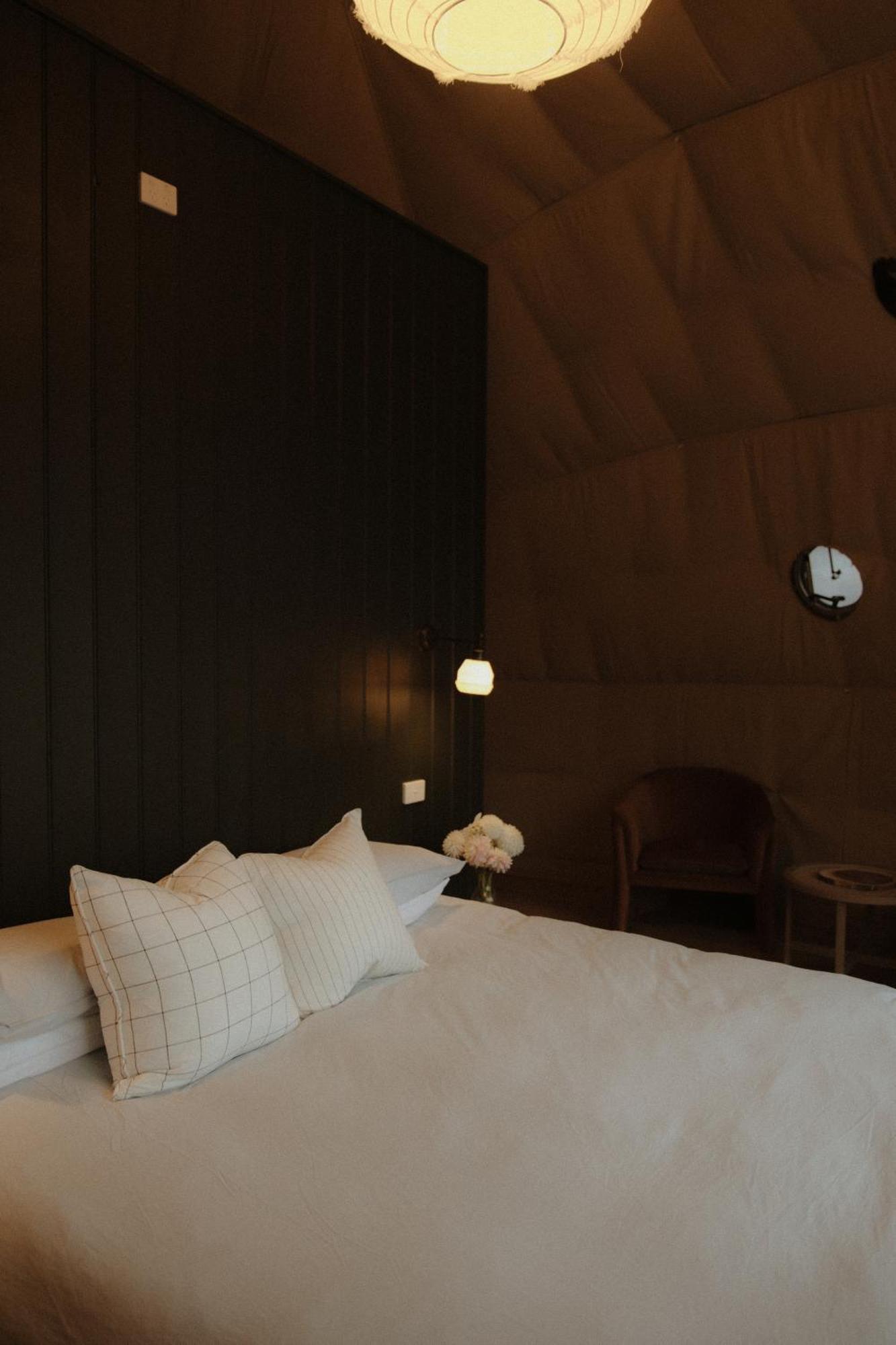 Luxury tent Mount Gnomon Farm Penguin