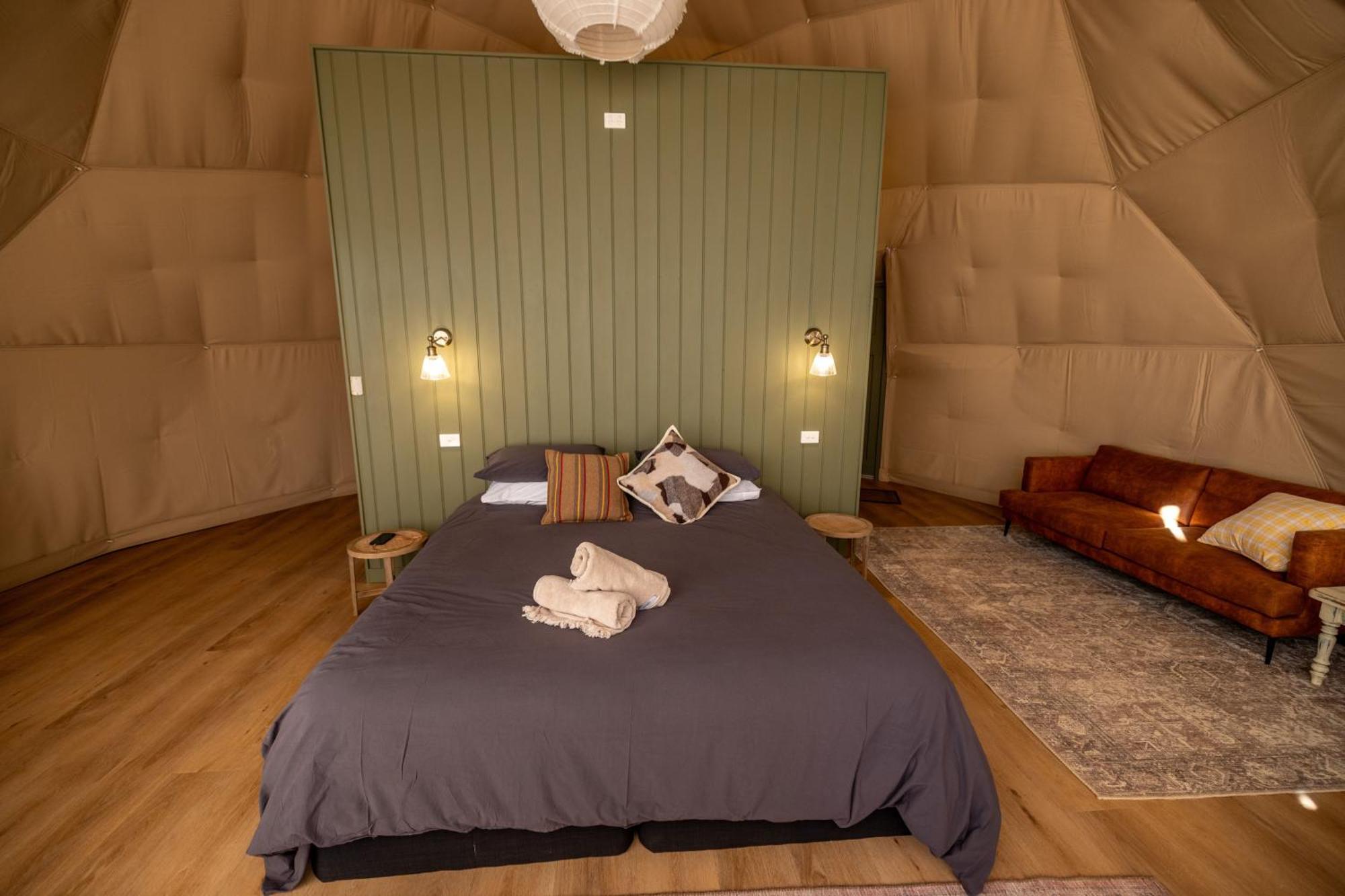 Luxury tent Mount Gnomon Farm Penguin